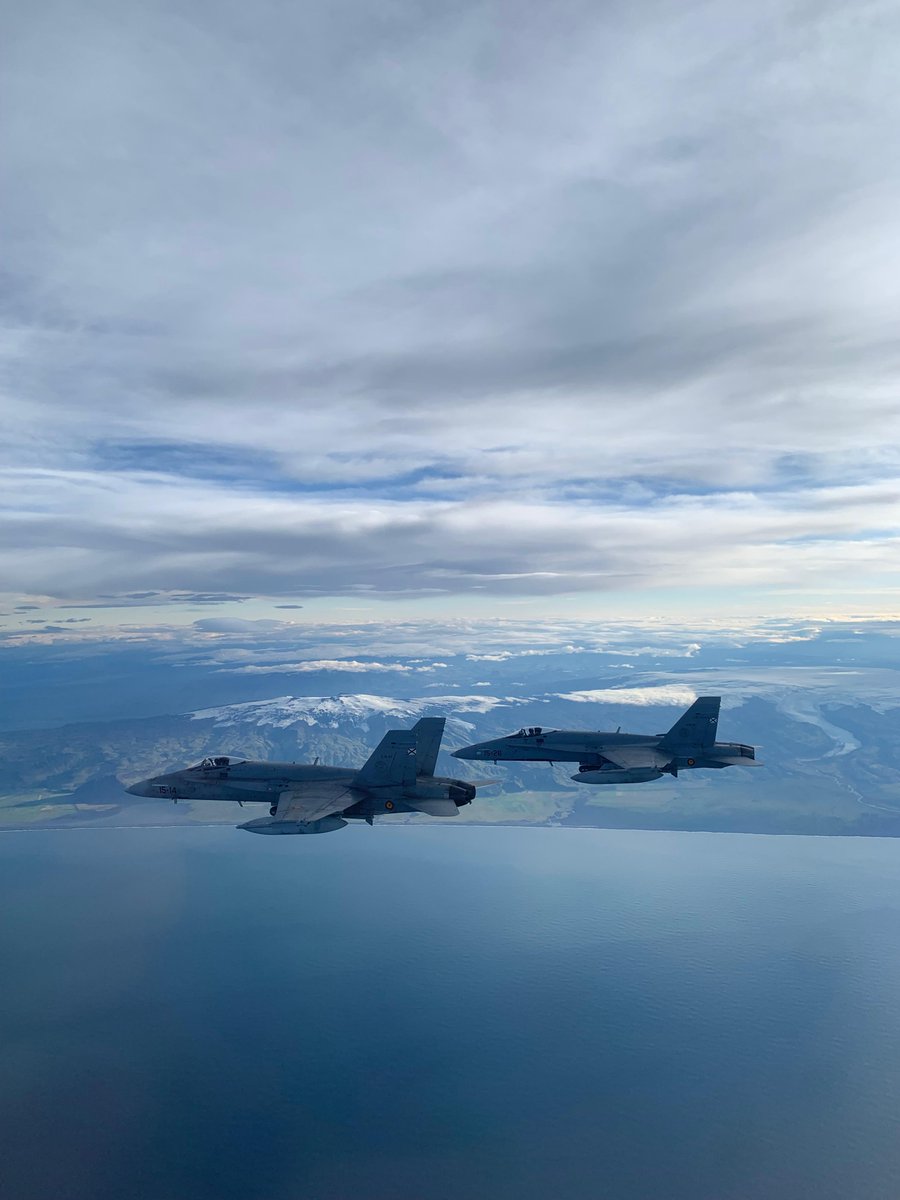 EMADmde's tweet photo. Despedimos el #día en #Islandia donde seis F-18🇪🇸 del #DATSTINGA han escoltado a tres bombarderos B-1 de la Fuerza Aérea de 🇺🇲 en tránsito desde Norteamérica hacia Europa. Una muestra de cooperación y compañerismo entre fuerzas aéreas mientras garantizan la seguridad del espacio aéreo del norte de la Alianza #MOPS @NATO_AIRCOM @EjercitoAire .