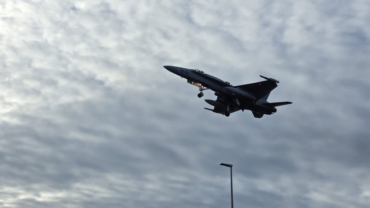 EMADmde's tweet photo. Despedimos el #día en #Islandia donde seis F-18🇪🇸 del #DATSTINGA han escoltado a tres bombarderos B-1 de la Fuerza Aérea de 🇺🇲 en tránsito desde Norteamérica hacia Europa. Una muestra de cooperación y compañerismo entre fuerzas aéreas mientras garantizan la seguridad del espacio aéreo del norte de la Alianza #MOPS @NATO_AIRCOM @EjercitoAire .