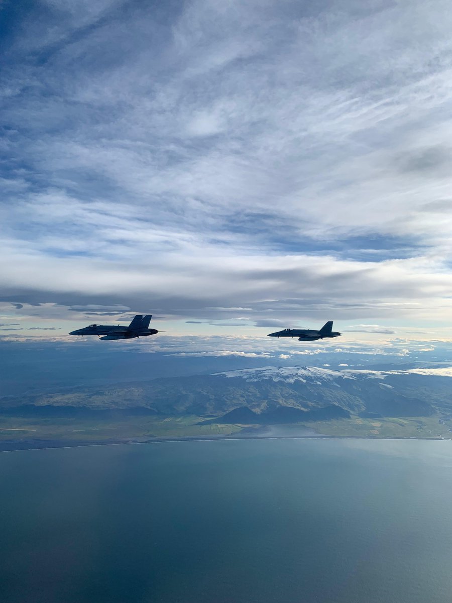 EMADmde's tweet photo. Despedimos el #día en #Islandia donde seis F-18🇪🇸 del #DATSTINGA han escoltado a tres bombarderos B-1 de la Fuerza Aérea de 🇺🇲 en tránsito desde Norteamérica hacia Europa. Una muestra de cooperación y compañerismo entre fuerzas aéreas mientras garantizan la seguridad del espacio aéreo del norte de la Alianza #MOPS @NATO_AIRCOM @EjercitoAire .