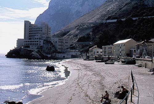 Sabies que una platja de Gibraltar es diu Catalan Bay (badia dels catalans)? No és cap casualitat. És un homenatge als catalans que van participar en la seva conquesta el 1704. Segueix el fil ⬇️ #HistòriaCatalana #GuerraDeSuccessió 🏴☠️