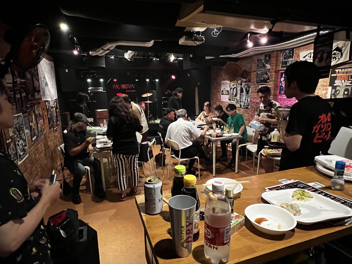 はじまっております
すでに餃子のにおいと、ホール内若干煙っておりますw