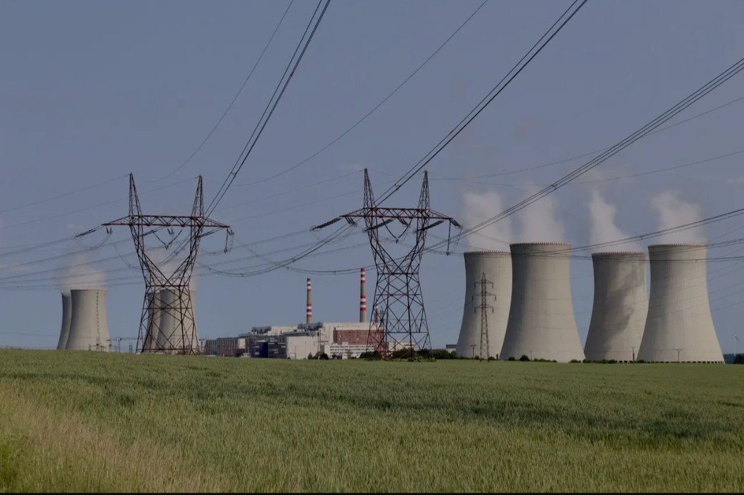 Fana43124688's tweet image. SZL:☢️Piyrsze fyrmy zaczynajōm ubiygać sie ô plac w kecie liferōngōw elektrykownie jōndrowyj #Dukovany.  🇰🇷Połedniowokorejskŏ fyrma #KHNP zamierzŏ pokryć ôstatecznõ cyna, jakōm Czechy 🇨🇿 bydōm musiały zapłacić za bloki jōndrowe.
#Czechy #KoreaPołudniowa
⬇️
seznamzpravy.cz/clanek/ekonomi…