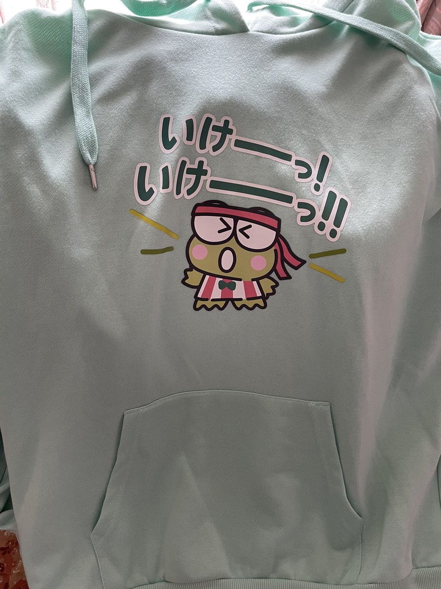 ドンキでけろちゃんのパーカーが500円になってて即買い☺️
しかも同じ柄の缶バッジまでついてて、すごくお得だった！
応援してるけろちゃんかわいすぎる☺️

#けろけろけろっぴ
#ドン・キホーテ
