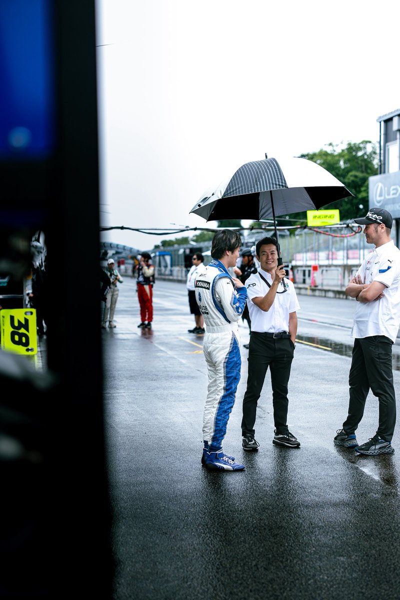 Grazio_Design's tweet image. Rd.8 SUGO
ピットのひとこま。

お二人は「チーム無限」様において
2013、2018とシリーズチャンピオンを
獲得された盟友でおられ。

今や貴重なショット
とても素敵なひとこまですね😌💐

（現地特級特派員より）

#山本尚貴
#阿部エンジニア
#山下健太