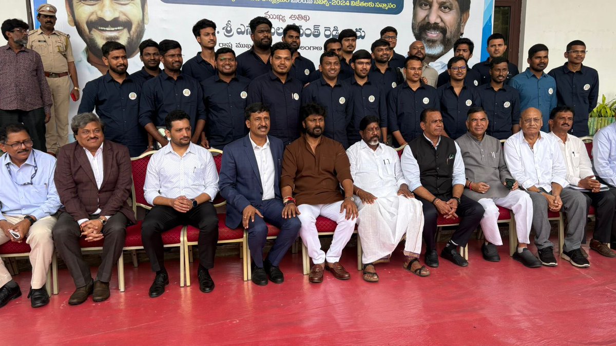 తేదీ 11-08-2025 , ప్రజా భవన్, హైదరాబాద్, తెలంగాణ రాష్టం. 

ఈ రోజు ప్రజా భవన్ లో సివిల్స్ సాధించాలనుకునే తెలంగాణ యువతకు ఆర్థిక ఇబ్బందులు ఆటంకంగా మారకూడదనే ఉద్ధేశంతో సింగరేణి సంస్థ సౌజన్యంతో చేపట్టిన 
“రాజీవ్ గాంధీ సివిల్స్ అభయహస్తం” కార్యక్రమం లో ఉప ముఖ్యమంత్రి వర్యులు శ్రీ మల్లు