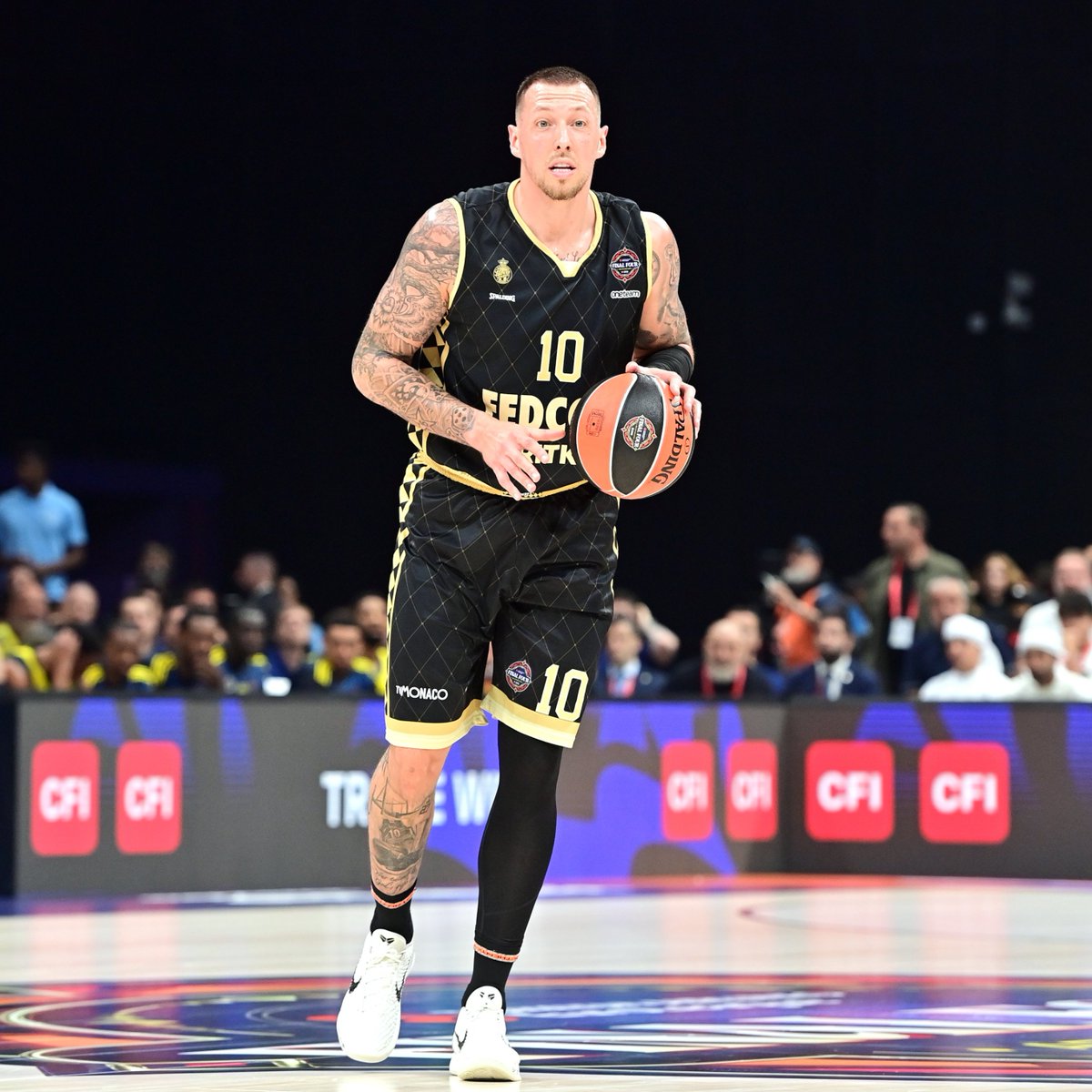 💬 Daniel Theis:

"New York'a gidebilirdim ama orada Mitchell Robinson'ın kötü dönme ihtimaline karşın rotasyonda bulundurulan bir sigorta oyuncusu olacaktım. 

Sezonun kalanında kenarda otursam, yazın şansım ne olurdu? Bu yüzden dedim ki, Avrupa’ya giderim, orada oynarım.

Belki