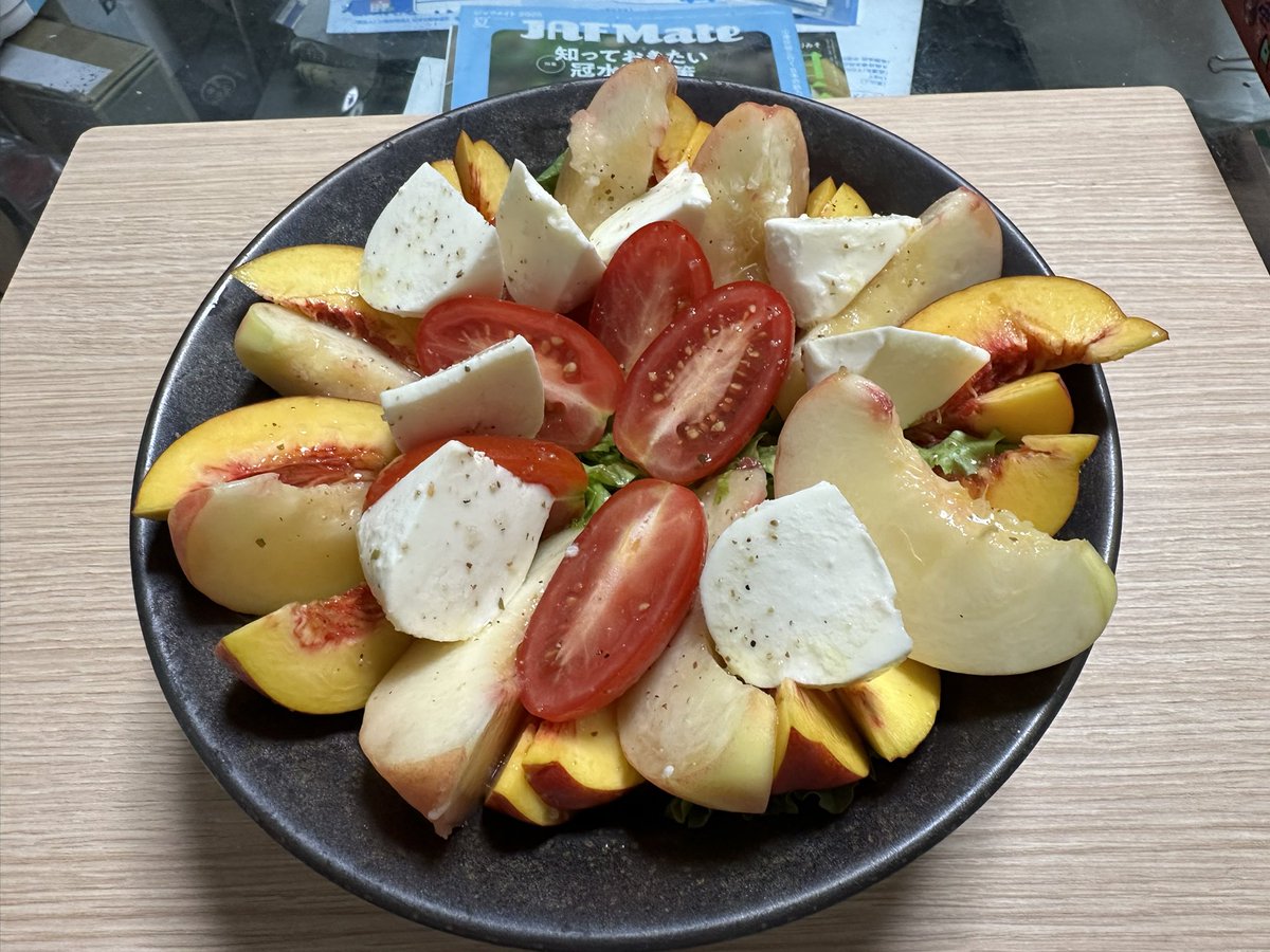北海道別海町産の生モッツァレラチーズ🧀とアイコトマト🍅福島県産の桃🍑山梨県産のスモモ🍑長野県産のレタス🥬福井県産植物工場のレタス🥬のサラダ🥗withイタリアンドレッシング＆アマニ油＆オリーブオイル🫒
レタスが見えない😅