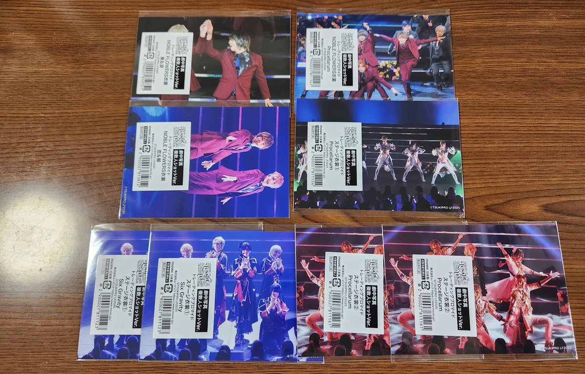 natuki00tori1's tweet photo. 【交換】LUNATIC FES 2025 ルナフェス 劇中トレブロ 複数人ショットVer.

【譲】画像①～④

【求】各1枚ずつ希望です
・複数人ショット7　(志季・衛)
・ステージ衣装①　(SolidS)
・ステージ衣装　　(志季・翼)
・NOBLE FLOWERS衣装　(空・守人・宗司)

・郵送での交換希望です https://t.co/qngaZgaIx9