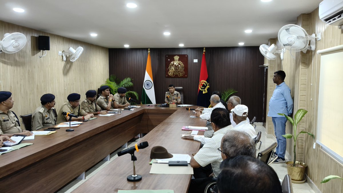 ADG ZONE VARANASI (@adgzonevaranasi) on Twitter photo #adgzonevaranasi, <a href="/piyushmordia/">Piyush Mordia</a> द्वारा जोन कार्यालय के सभागार कक्ष में जोन के अन्तर्गत जनपदों के पुलिस पेंशनर्स एवं जनपद के नोडल अधिकारियों के साथ गोष्ठी की गयी-
➡️गोष्ठी के दौरान पुलिस पेंशनर्स की समस्याओं को सुना गया तथा समस्याओं को सुनकर सम्बन्धित को निराकरण के दिए गए निर्देश। #adgzonevaranasi, <a href="/piyushmordia/">Piyush Mordia</a> द्वारा जोन कार्यालय के सभागार कक्ष में जोन के अन्तर्गत जनपदों के पुलिस पेंशनर्स एवं जनपद के नोडल अधिकारियों के साथ गोष्ठी की गयी-
➡️गोष्ठी के दौरान पुलिस पेंशनर्स की समस्याओं को सुना गया तथा समस्याओं को सुनकर सम्बन्धित को निराकरण के दिए गए निर्देश।