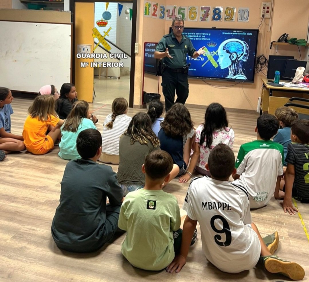 El pasado viernes 8 de agosto, el #GuardiaCivil del #PlanDirector Javier Cancelas, impartió dos charlas sobre peligros asociados al uso de tecnologías de la relación, información y comunicación (TRIC'S), a participantes  en el #CampusMunicipal de verano de #CaldasdeReis.