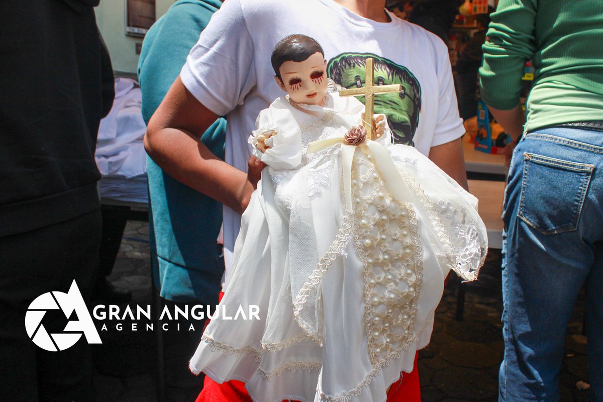 ✝️🙏📿 #EnFoto •• Una gran cantidad de creyentes acudieron al Templo Conventual en la calle 16 de septiembre del centro histórico para visitar al #NiñoCieguito y obsequiar un juguete como cada año.

Via <a href="/MarcosD3674426/">Marcos Díaz</a>