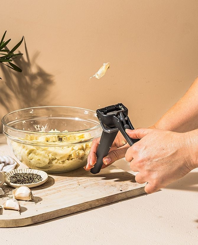 Crush. Scrape. KAPOW. 💥

Garject Lite presses unpeeled garlic, scrapes itself clean, and it even *ejects the peel*. 🤯

Just push the ‘peel eject’ button to shoot the peel into the bin and pop your Garject Lite in the dishwasher. Job done.

dreamfarm.com/garjectlite