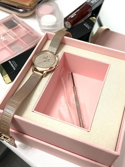 nxwmbbba's tweet image. 로즈 골드로 감싸인 우아함 🌸⌚ 어떤 자리에도 어울리는 섬세한 아름다움. #럭셔리시계 #로즈골드 #우아한스타일 #시계 #WatchGoals