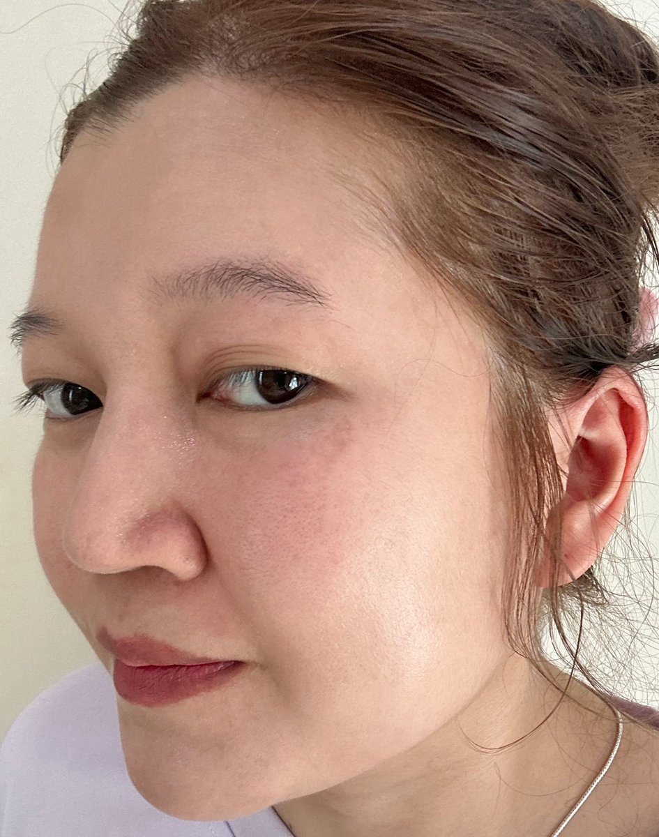 เจอแล้วมอยเจอร์ไรเซอร์เพื่อคนผิวแห้งของ AMT ตัวนี้มีออยเป็นส่วนผสม คือทาแล้วหน้าไม่มัน บอกลาความคิดทาออยแล้วหน้ามันเยิ้มไปเลย เนื้อบางเบาซึมผิวดีมาก ทาบุ๊ปแล้วซึมลงปั๊บ ไม่เหนอะหนะ ช่วยล็อคผิวให้ชุ่มชื้น พร้อมบำรุงให้ผิวกระจ่างใส ใช้ตัวเดียวคือเอาอยู่