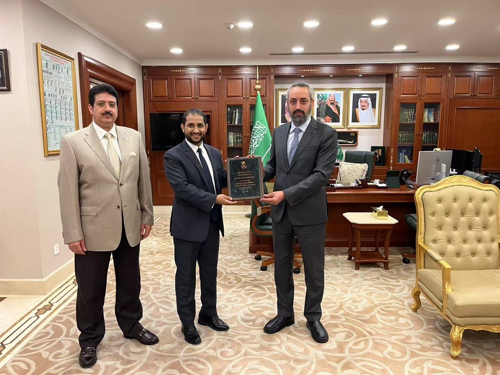 ksaembassyCHINA's tweet photo. كرّم معالي سفير #خادم_الحرمين_الشريفين لدى جمهورية الصين الشعبية أ.عبدالرحمن الحربي كل من سعادة الملحق الثقافي د. أحمد الزهراني، والأستاذ/ راجح عاتي، وذلك بمناسبة انتهاء فترة إيفادهم للعمل بالبعثة في بكين، متمنياً لهم التوفيق والسداد بمهامهم الجديدة. https://t.co/fJfZNfVO2k