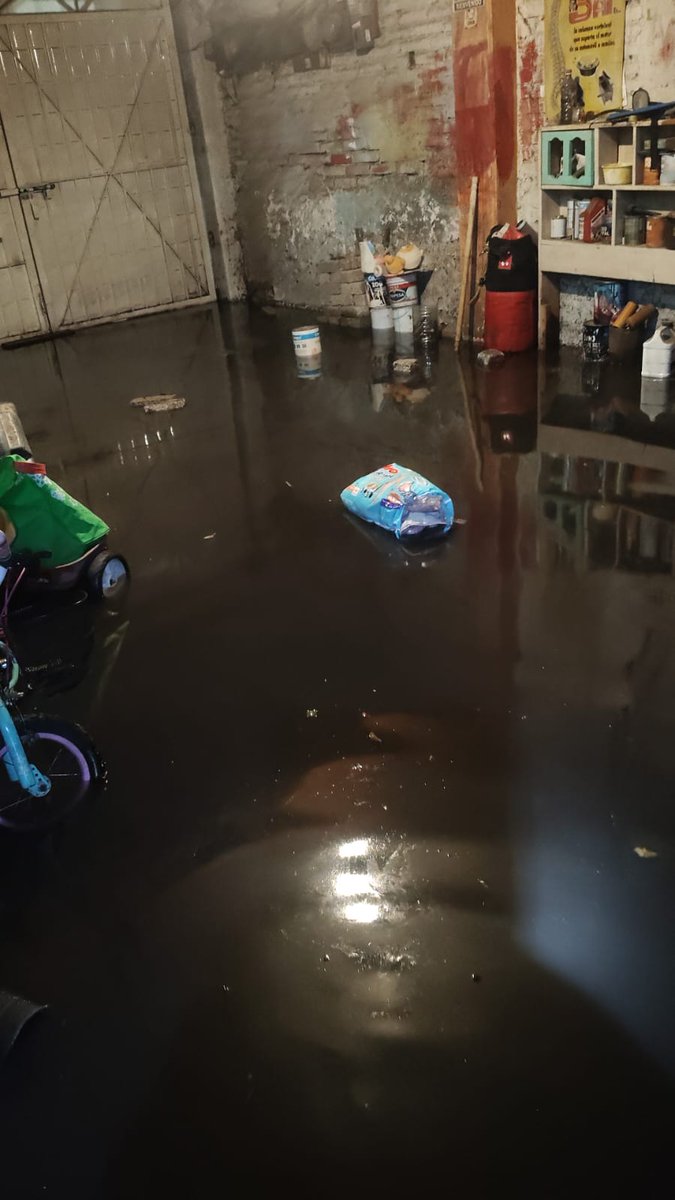 ApapacheA's tweet image. A quien le pedimos ayuda cuando por culpa de las malas obras de @GobCDMX se te echa a perder el material de trabajo. O será culpa de @A_VCarranza qué tiene meses &quot;arreglando&quot; las calles de la Aviación Civil, quien podrá defendernos?? @SGIRPC_CDMX @ClaraBrugadaM