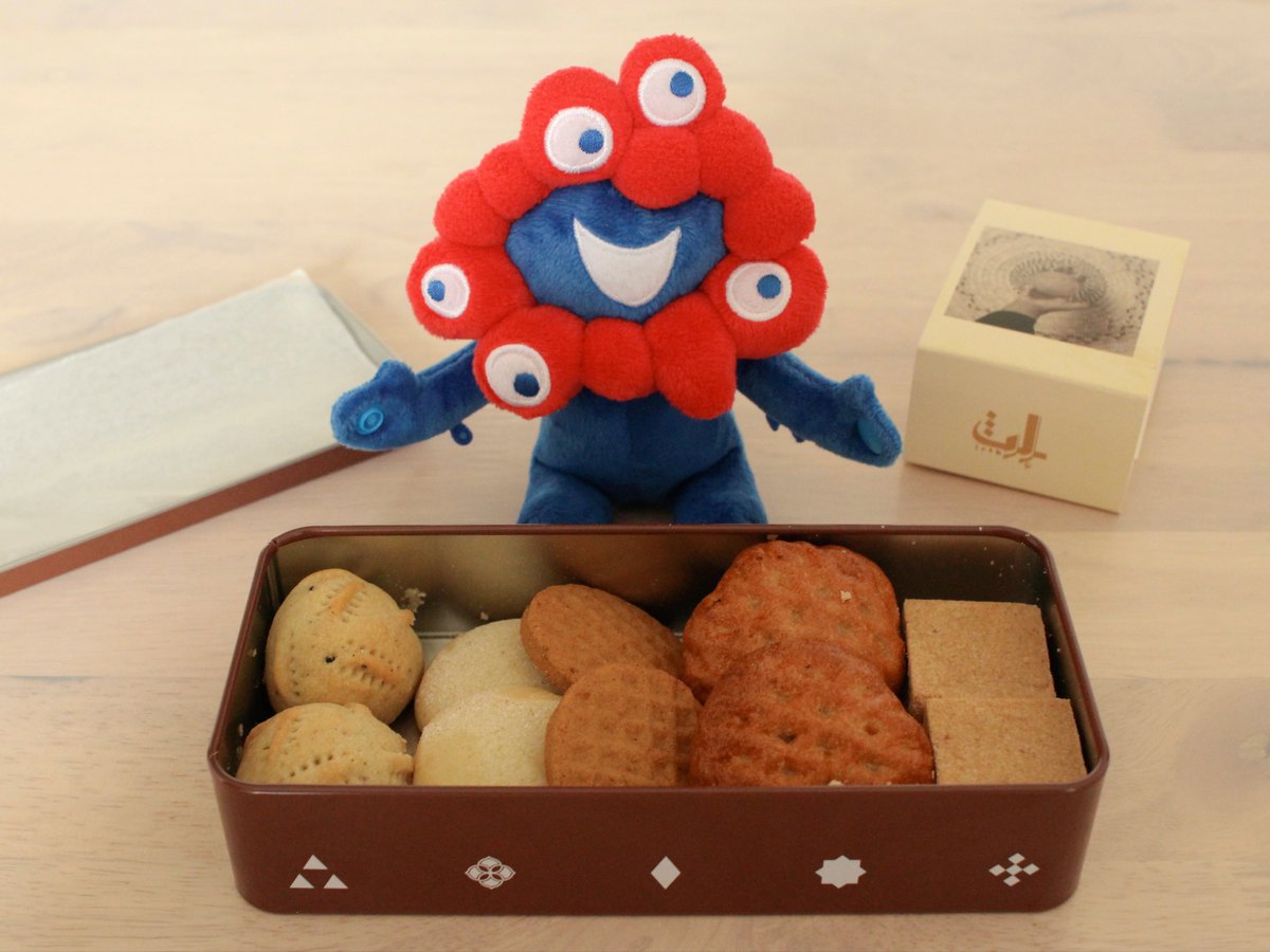 サウジアラビアのクッキー缶
スパイスが効いた不思議な味で好き❣️

左から…
①デーツが入ってる
②ボルボロンぽい
③しっとり食感
④中が空洞でびっくり！サウジコーヒーぽい粉(カルダモン？)が入ってる
⑤塩ちんすこうぽい