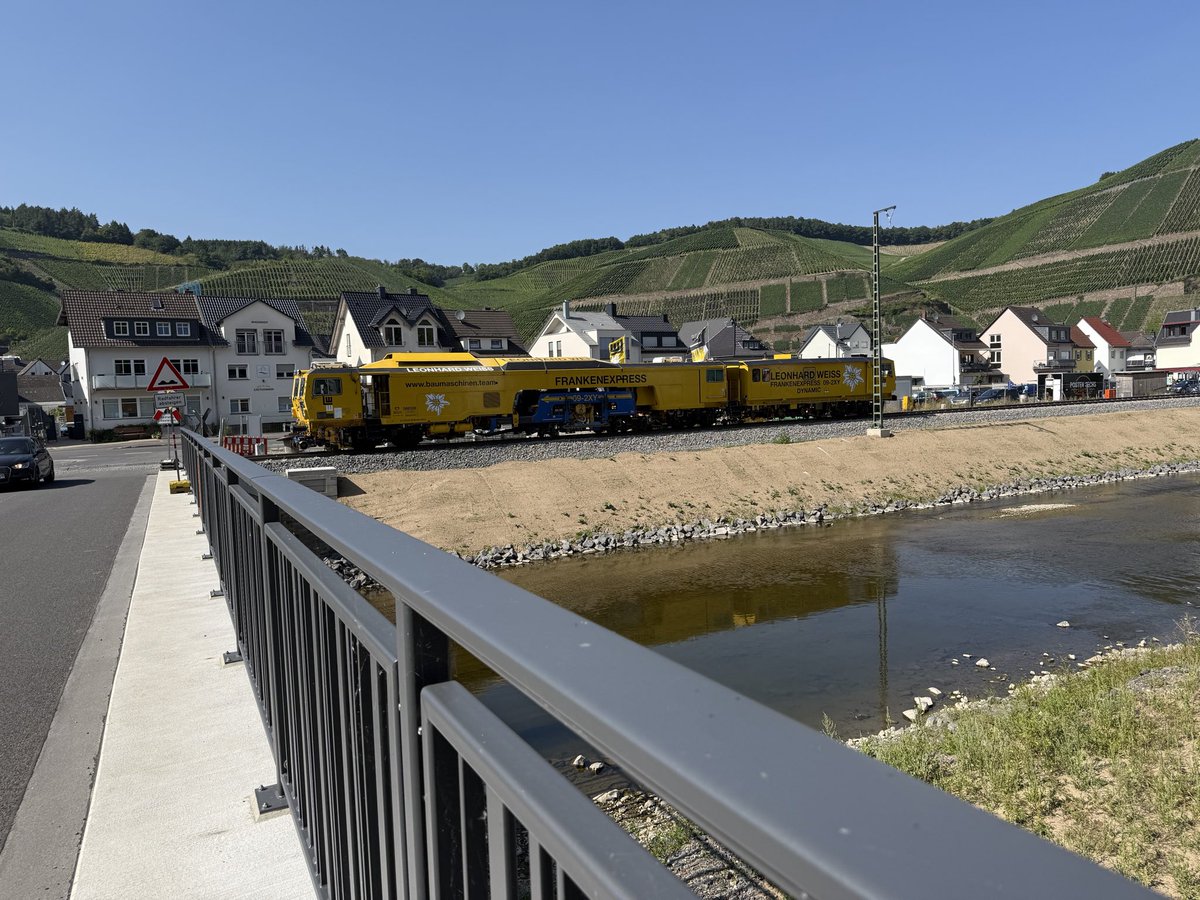 Es ist unglaublich viel passiert seit dieser Katastrophe. Und doch sieht man an allen Ecken und Enden die Folgen und Reste.
Das Bild ist von gestern. An der Ahrtalbahn wird auch Sonntags und z.T. nachts gearbeitet (übrigens sehr umstritten)