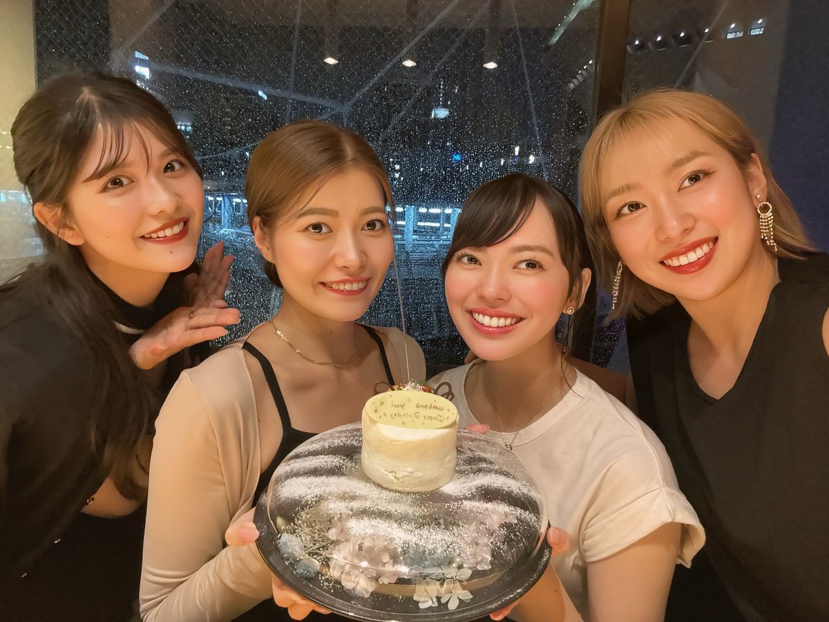 昨日半年ぶりにまぐどるず
4人が揃いました🥹🩷💛🩵❤️
エアリアルヨガというものを
体験して🧘🏼‍♂️
夜はゆいわかのお誕生日を
あゆりかでお祝いしました🥳