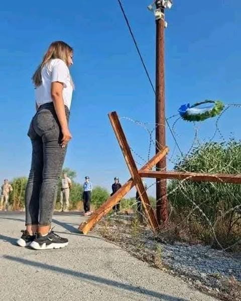 11/08/1996
Σαν σήμερα δολοφονήθηκε απο τις ορδές των γκρίζων λυκων ο Τάσος Ισαακ ,τραγική φιγούρα η σύζυγος του ,έγκυος στον 8ο μήνα!. Στην φωτογραφία η κορη του Αναστασία Ισαακ αποτείνει φόρο τιμής στον χώρο δολοφονίας του πατέρα που δεν γνώρισε ποτέ
Αιώνια η μνήμη του
Αθάνατος