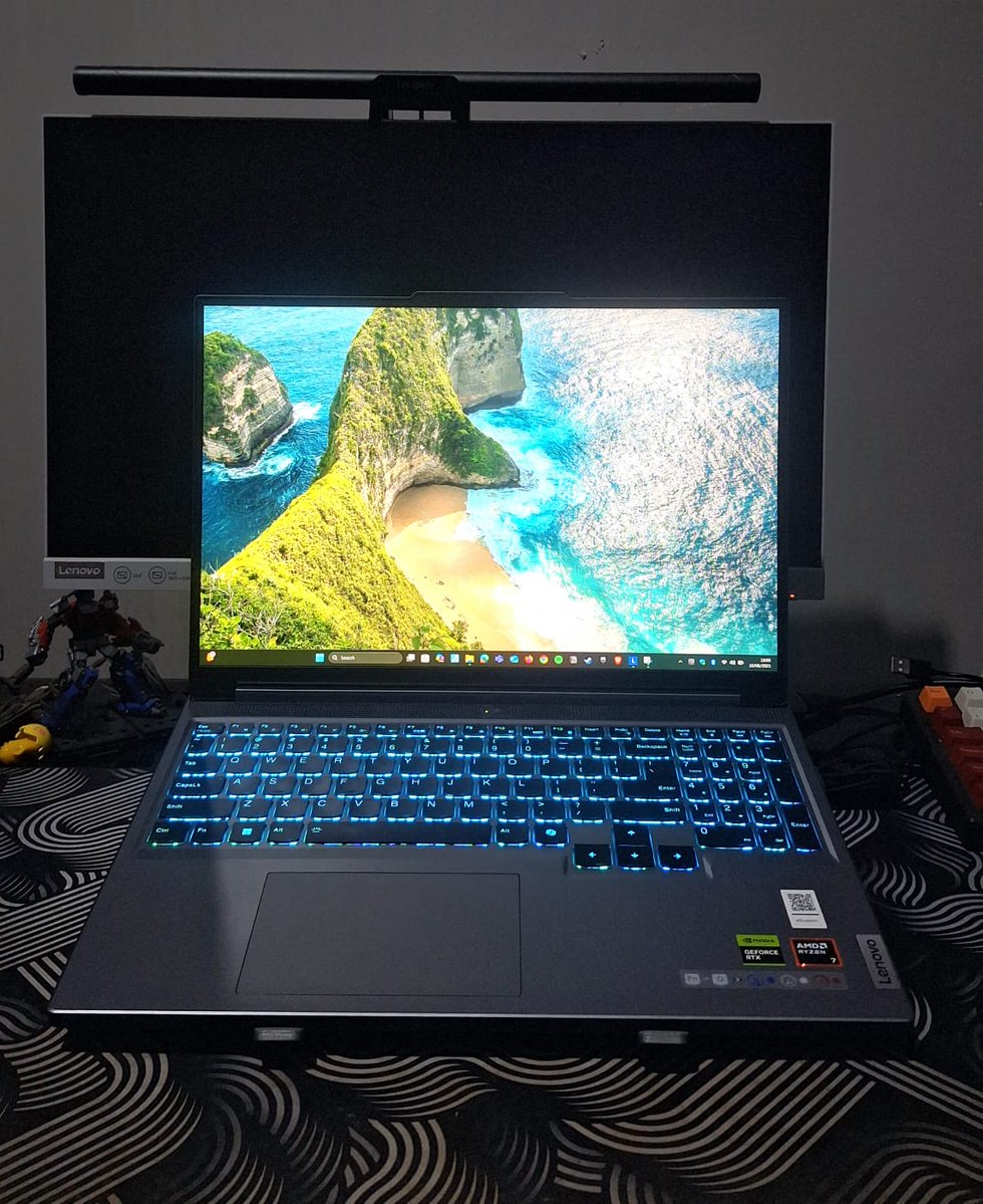 didepancangkir's tweet photo. Seri midrange yg peruntukannya untuk gaming dgn Ryzen 8000 yg sudah dijejali arsitektur Zen 4 dan AI plus sudah dual fan cooling sytem. Tapi kalo menurutku sih ini lebih cocok disebut laptop gaming midrange rasa high perform.
Legion Slim 5
21.499K Nego
WA 0895603773219
#TipJul https://t.co/pJnRLSQqao