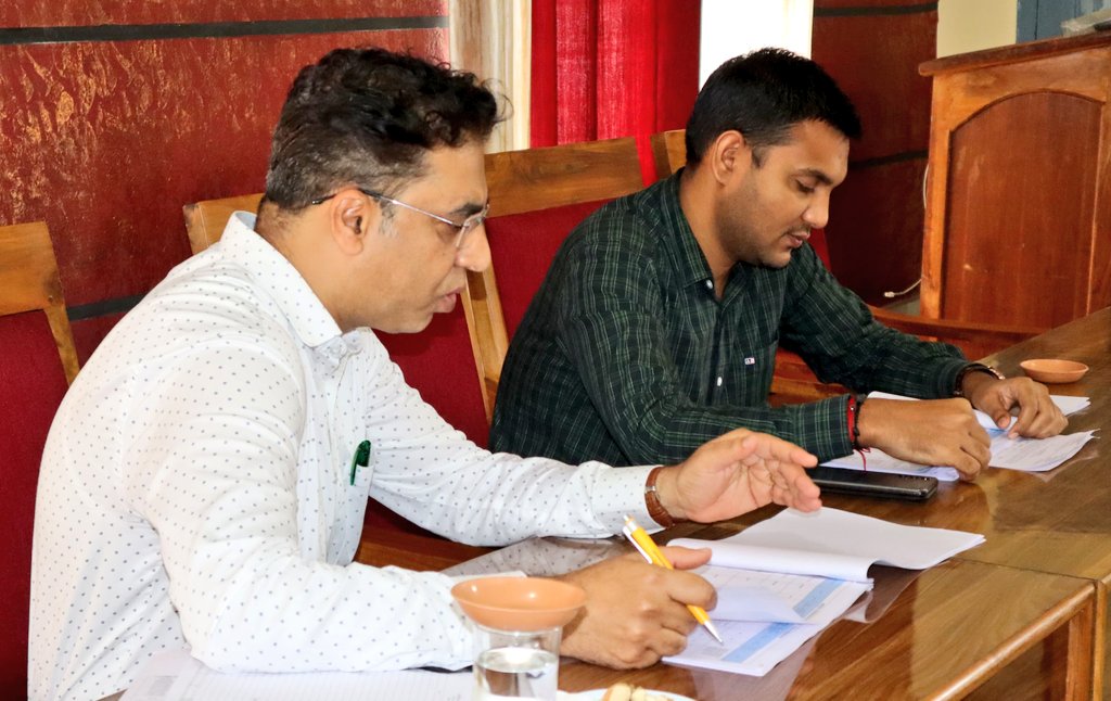 ZP_Kodagu's tweet image. ಕೊಡಗು ಜಿಲ್ಲಾ ಪಂಚಾಯಿತಿಯ ಮುಖ್ಯ ಕಾರ್ಯನಿರ್ವಹಣಾ ಅಧಿಕಾರಿಯವರ ಅಧ್ಯಕ್ಷತೆಯಲ್ಲಿ ಕಾರ್ಯನಿರ್ವಹಣಾ ಅಧಿಕಾರಿಯವರ ಸಮ್ಮುಖದಲ್ಲಿ ಕುಶಾಲನಗರ ತಾll ವ್ಯಾಪ್ತಿಯ ಪಂಚಾಯಿತಿ ಅಭಿವೃದ್ಧಿ ಅಧಿಕಾರಿಗಳೊಂದಿಗೆ ಕೂಡುಮಂಗಳೂರು ಗ್ರಾಮ ಪಂಚಾಯಿತಿ ಸಭಾಂಗಣದಲ್ಲಿ ಪ್ರಗತಿ ಪರಿಶೀಲನಾ ಸಭೆ ನಡೆಸಲಾಯಿತು.

#RDPR #RDWSD #ProgressReview