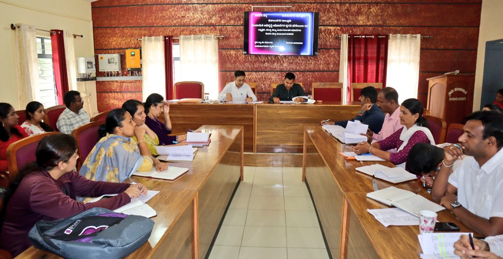 ZP_Kodagu's tweet image. ಕೊಡಗು ಜಿಲ್ಲಾ ಪಂಚಾಯಿತಿಯ ಮುಖ್ಯ ಕಾರ್ಯನಿರ್ವಹಣಾ ಅಧಿಕಾರಿಯವರ ಅಧ್ಯಕ್ಷತೆಯಲ್ಲಿ ಕಾರ್ಯನಿರ್ವಹಣಾ ಅಧಿಕಾರಿಯವರ ಸಮ್ಮುಖದಲ್ಲಿ ಕುಶಾಲನಗರ ತಾll ವ್ಯಾಪ್ತಿಯ ಪಂಚಾಯಿತಿ ಅಭಿವೃದ್ಧಿ ಅಧಿಕಾರಿಗಳೊಂದಿಗೆ ಕೂಡುಮಂಗಳೂರು ಗ್ರಾಮ ಪಂಚಾಯಿತಿ ಸಭಾಂಗಣದಲ್ಲಿ ಪ್ರಗತಿ ಪರಿಶೀಲನಾ ಸಭೆ ನಡೆಸಲಾಯಿತು.

#RDPR #RDWSD #ProgressReview