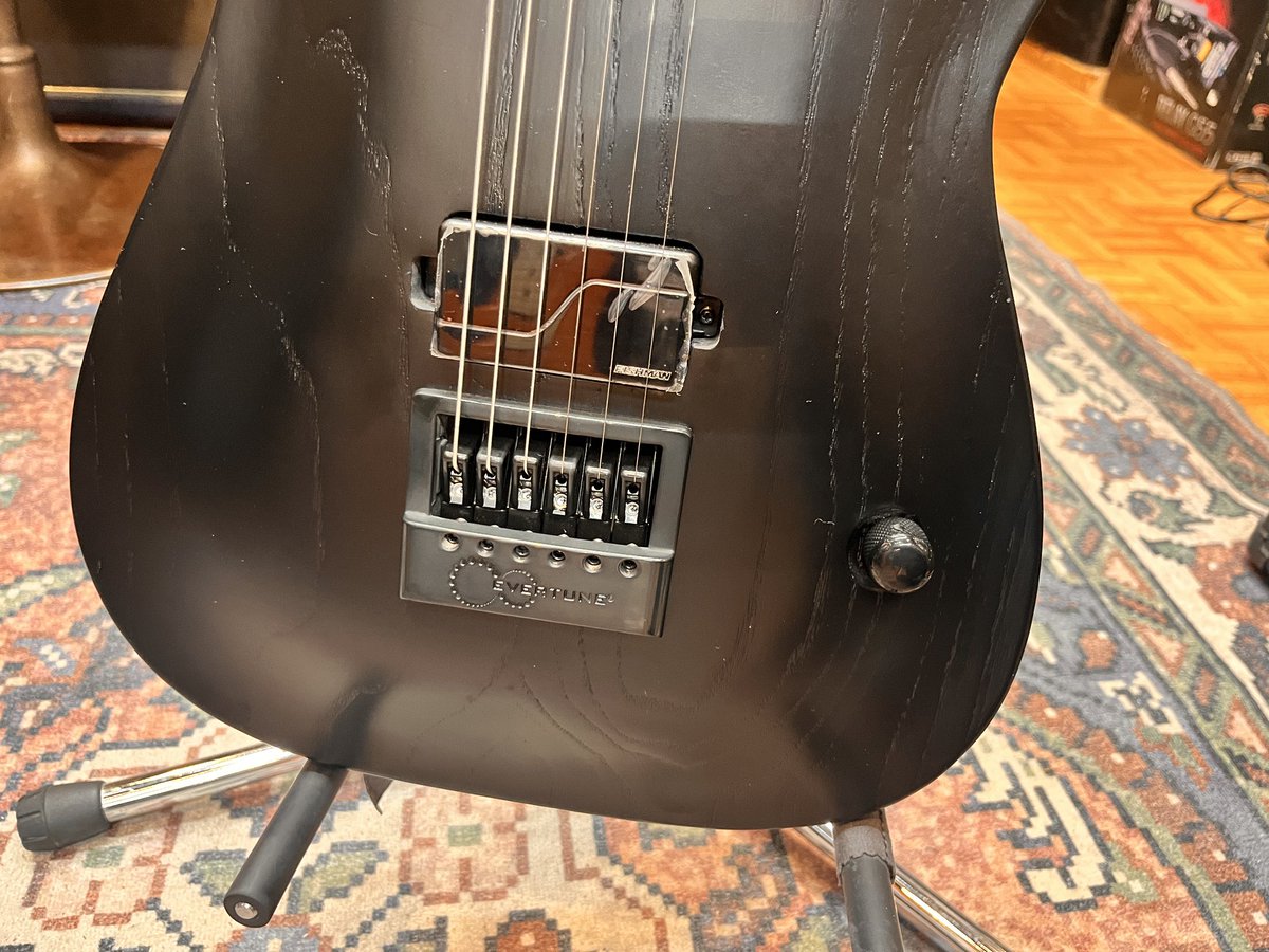 esptechhouse's tweet photo. edwards
E-HORIZON-ET/Baritone
こちら再入荷いたしました!
バリトーンスケール× EVERTUNEで激しくドロップしてもピッチの安定感バツグンです!
そして、1Vol.のため操作もトラブルも少なくプレイに全集中できますよ!
#テクハスタッフサカモト
#esp #edwards #guitar #ギター #evertune https://t.co/vQGLnYFwTJ