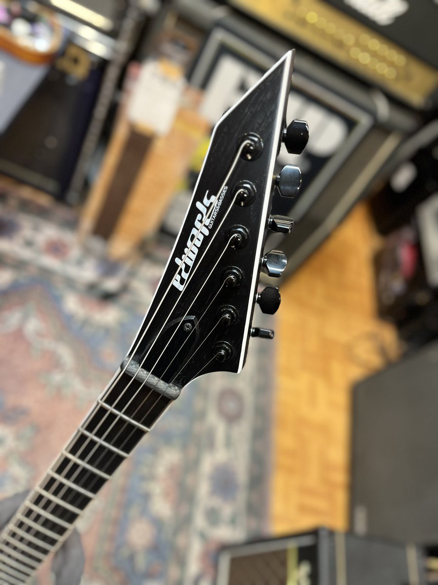 esptechhouse's tweet photo. edwards
E-HORIZON-ET/Baritone
こちら再入荷いたしました!
バリトーンスケール× EVERTUNEで激しくドロップしてもピッチの安定感バツグンです!
そして、1Vol.のため操作もトラブルも少なくプレイに全集中できますよ!
#テクハスタッフサカモト
#esp #edwards #guitar #ギター #evertune https://t.co/vQGLnYFwTJ