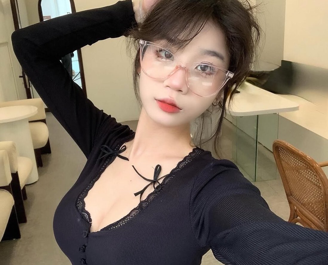 04 女大 反差
梦想就是去遍所有好玩的地方
欢迎哥哥入门欢迎女宝来互转互fo ～
#门槛 #女大 #御姐 #反差 #非绿 #金主爸爸 #求包养 #线下