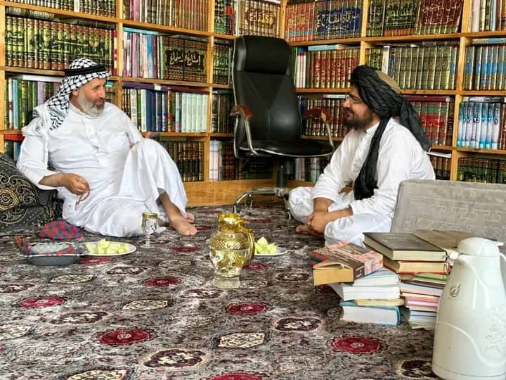 دوکتور نواف هائل التکروري،
علماوو ته په یوه ناسته کې وویل:
تاسو نصیحتونه د حکومت مشرانو ته په پټه وکړئ، په مېډیا کې یې مه خپروئ. خو د اسلامي حکومت ستاینه بیا په ښکاره وکړئ، تر څو امت پرې راټول شي او خپل حکومت ته د اعتماد لاس ورکړي. دا ستاسو د علماوو د مقام او اغېز ځواک دی.