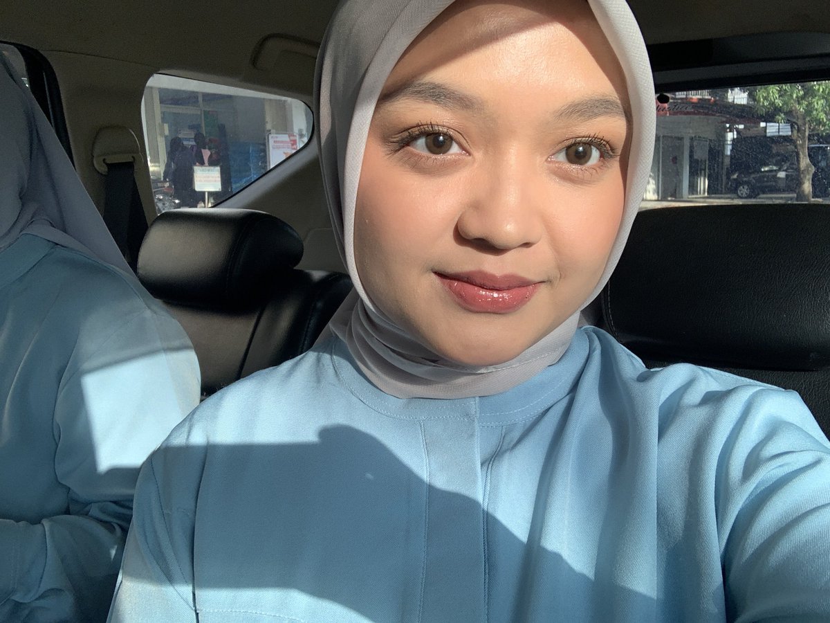Akhirnya rangkaian acara ini selesai..  
Seneng bgttt bisa makeup sendiri untuk foto studio dan sumpah dokterkuu!!! Sangat puas dan hemat😋😋
Complexionnya paling top awettt pol sampe malem!!! 🫶🏻✨