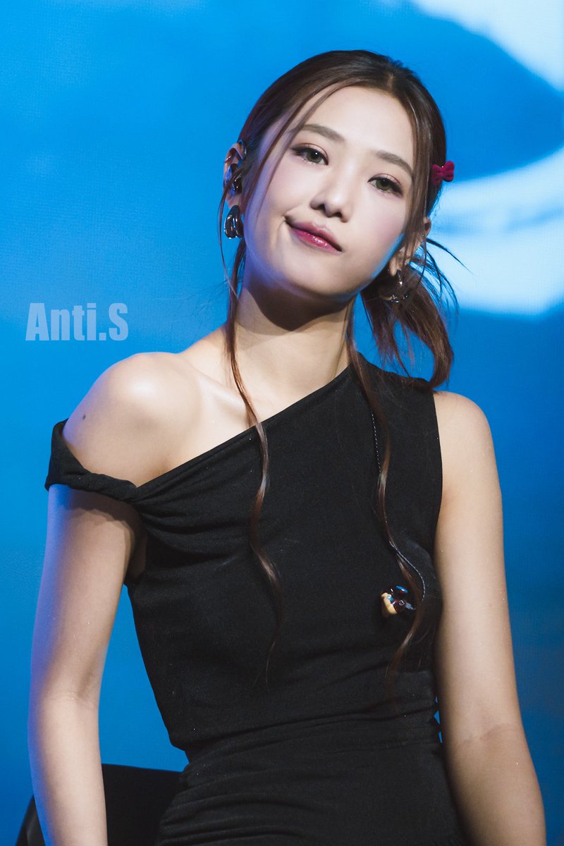 AS_AntiS's tweet photo. 25.08.10 NamtanFilm 1st Fanmeeting in Hong Kong
Like mother like daughter😏

🚫禁商用刪改水印
🚫remove logo and commercial use

NAMTANFILM HK STARRY NIGHT

#NamtanFilm1stFMinHongKong
#น้ำตาลฟิล์ม #NamtanFilm 
#filmracha https://t.co/mGmleGvbVw