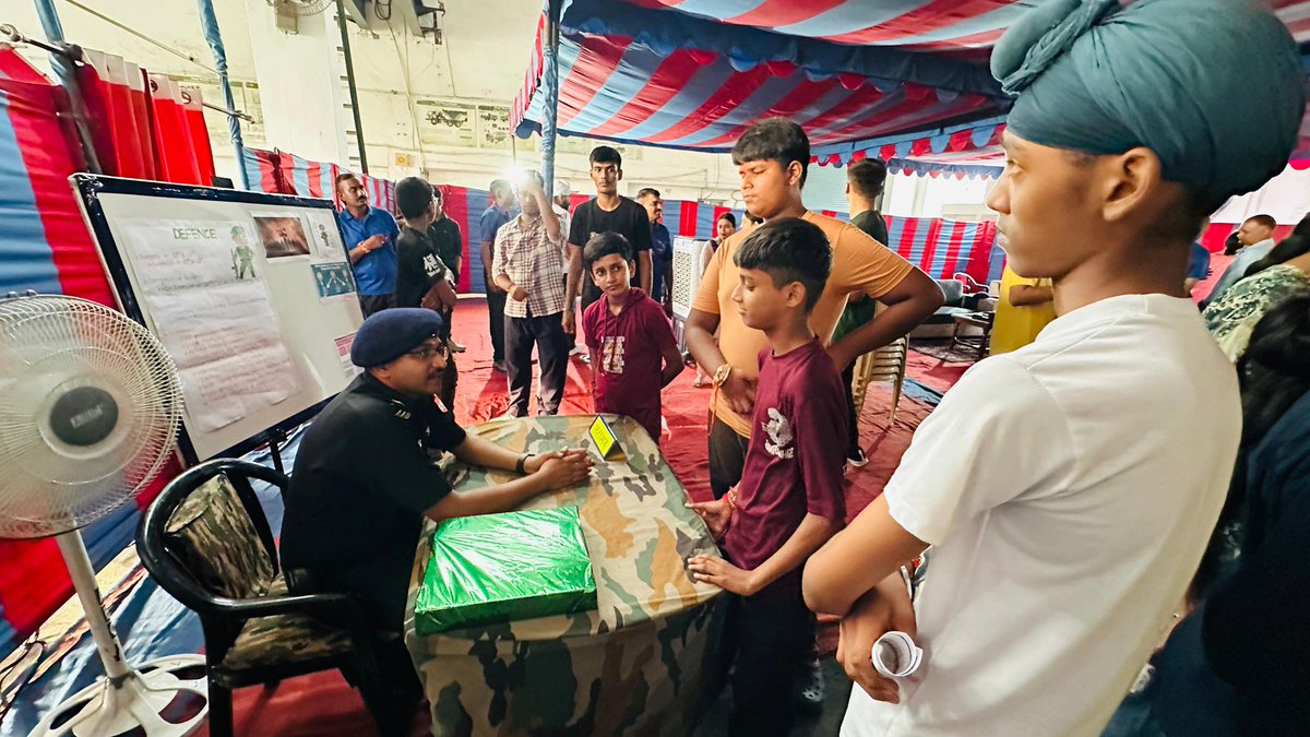 VajraCorps_IA's tweet photo. "🎯 Igniting Young Minds!_ 🚀 
As part of the 1965 War Diamond Jubilee celebrations, #VajraADWarriors #Skygladiators inspired 150+ students in Jalandhar Cantt through interactive career counselling sessions. Honouring the valour of '65, we shape aspirations and build tomorrow's leaders today! 💪🇮🇳”

“🎯 युवा मस्तिष्कों में ऊर्जा का संचार! 🚀
1965 के युद्ध की हीरक जयंती के उपलक्ष्य में #VajraADWarriors और #SkyGladiators ने जालंधर कैंट में 150 से अधिक छात्रों को प्रेरित किया। इंटरैक्टिव करियर काउंसलिंग सत्रों के माध्यम से युवाओं की आकांक्षाओं को दिशा दी गई। ‘65 के शौर्य को नमन करते हुए, हम आज के सपनों को आकार देकर कल के नेताओं का निर्माण कर रहे हैं! 💪🇮🇳”

“🎯 ਨੌਜਵਾਨ ਮਨਾਂ ਵਿੱਚ ਜੋਸ਼ ਦੀ ਚਿੰਗਾਰੀ! 🚀
1965 ਦੇ ਯੁੱਧ ਦੀ ਹੀਰਕ ਜਯੰਤੀ ਸਮਾਰੋਹ ਦੇ ਹਿੱਸੇ ਵਜੋਂ, #VajraADWarriors ਅਤੇ #SkyGladiators ਨੇ ਜਲੰਧਰ ਕੈਂਟ ਵਿੱਚ 150 ਤੋਂ ਵੱਧ ਵਿਦਿਆਰਥੀਆਂ ਨੂੰ ਪ੍ਰੇਰਿਤ ਕੀਤਾ। ਇੰਟਰਐਕਟਿਵ ਕਰੀਅਰ ਕੌਂਸਲਿੰਗ ਸੈਸ਼ਨਾਂ ਰਾਹੀਂ ਵਿਦਿਆਰਥੀਆਂ ਦੇ ਮਨਾਂ ਵਿੱਚ ਨਵੇਂ ਸੁਪਨੇ ਜਗਾਏ ਗਏ। ‘65 ਦੀ ਵੀਰਤਾ ਨੂੰ ਨਮਨ ਕਰਦਿਆਂ, ਅਸੀਂ ਅੱਜ ਦੀਆਂ ਆਕਾਂਸ਼ਾਵਾਂ ਨੂੰ ਰੂਪ ਦੇ ਕੇ ਕੱਲ੍ਹ ਦੇ ਨੇਤਾਵਾਂ ਦੀ ਨਿਰਮਾਣ ਕਰ ਰਹੇ ਹਾਂ! 💪🇮🇳”

#IgnitingYoungMinds #UnlockingPotential #1965WarLegacy #DiamondJubilee1965 #YouthCounselling #CareerWithForces #JoinTheForces #Treads 

@adgpi @westerncomd_IA @pro_defence @prodefencechan1