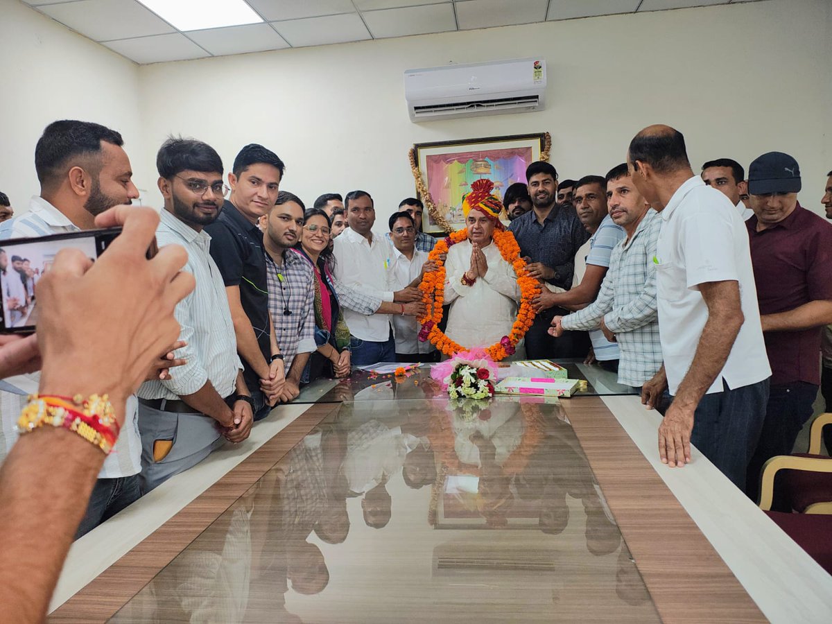 JogarampatelMLA's tweet photo. आज VDO भर्ती 2021 में न्यायिक अड़चन समाप्त होने के पश्चात संबंधित अभ्यर्थियों ने सरकारी आवास पर आकर आत्मीय स्वागत किया और आभार व्यक्त किया।

अभ्यर्थियों ने 644 प्रतीक्षा सूची के परिणाम शीघ्र जारी करने का निवेदन भी किया। हमारी सरकार युवाओं को रोजगार उपलब्ध कराने के संकल्प के साथ पारदर्शी, न्यायसंगत और योग्यता आधारित भर्ती प्रक्रिया के लिए निरंतर कार्यरत है।

युवा शक्ति के सपनों को साकार करना हमारी सर्वोच्च प्राथमिकता है और इस दिशा में हर संभव कदम उठाए जाते रहेंगे।

#आपणो_अग्रणी_राजस्थान #हर_घर_खुशहाली

@BJP4Rajasthan @BJP4India @RajGovOfficial @RajCMO @BhajanlalBjp @madanrrathore @DrPremBairwa @KumariDiya @gssjodhpur @DIPRRajasthan