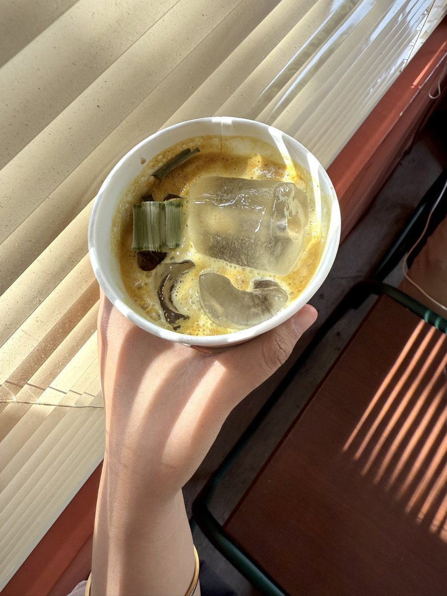 VennyIf's tweet photo. Kirain bakal aneh, eh ternyata matcha atau kopi kalau ketemu kunyit tuh enak2 aja. Rasanya unik dan seger ✨
Mending cobain sendiri di Ramu Space. Siapa tau ini jadi minuman favorit baru kamu 🍵☕️💛 https://t.co/XNpaCwxutI