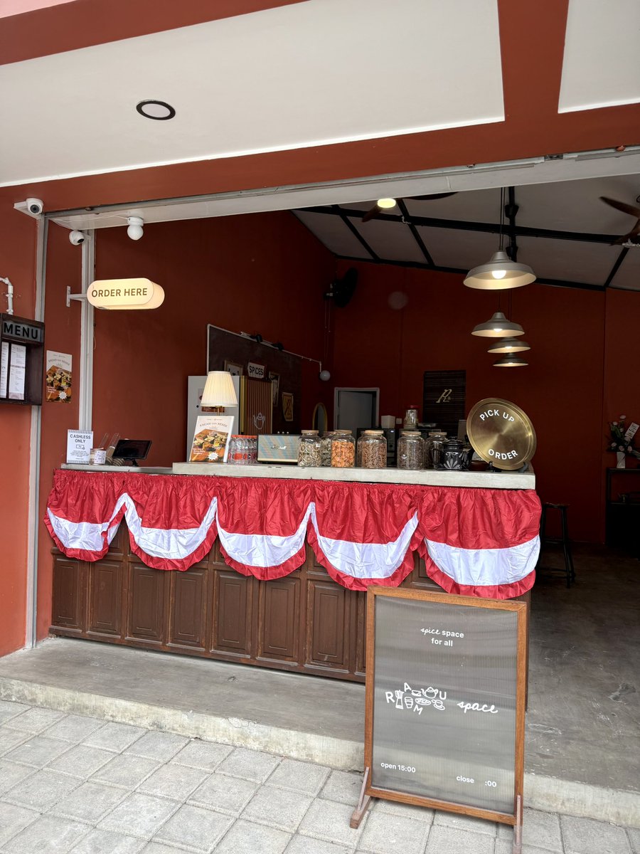 VennyIf's tweet photo. Kirain bakal aneh, eh ternyata matcha atau kopi kalau ketemu kunyit tuh enak2 aja. Rasanya unik dan seger ✨
Mending cobain sendiri di Ramu Space. Siapa tau ini jadi minuman favorit baru kamu 🍵☕️💛 https://t.co/XNpaCwxutI