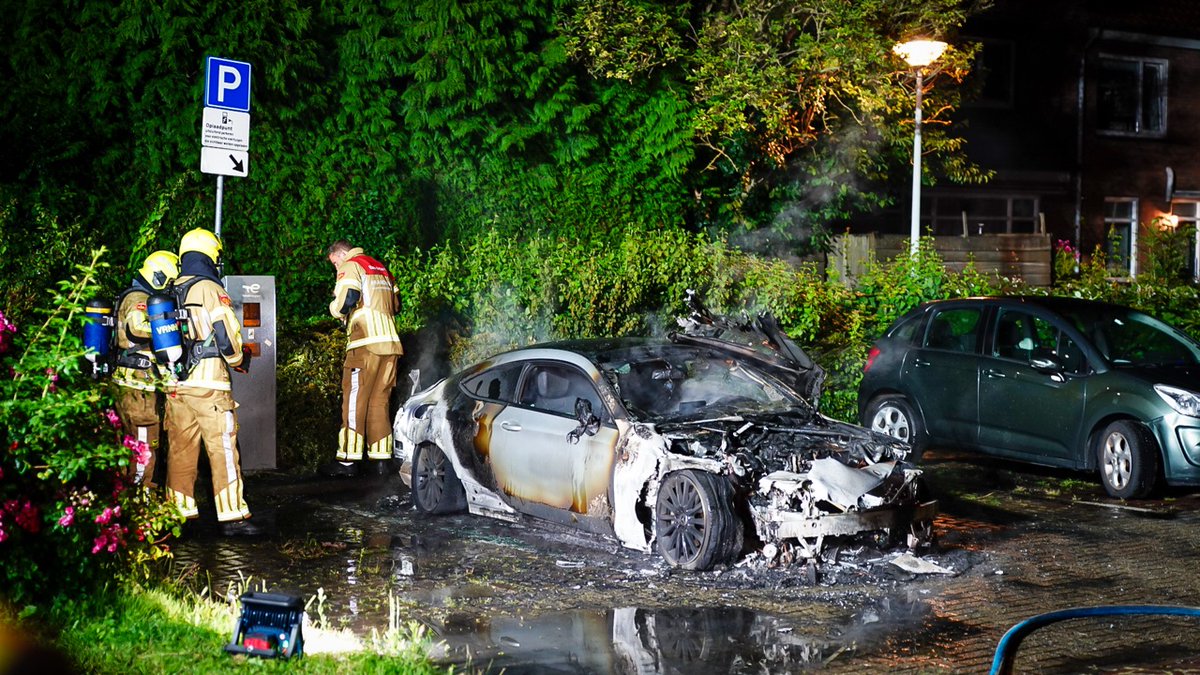 Brandende auto ontdekt op parkeerplaats in Alkmaar
