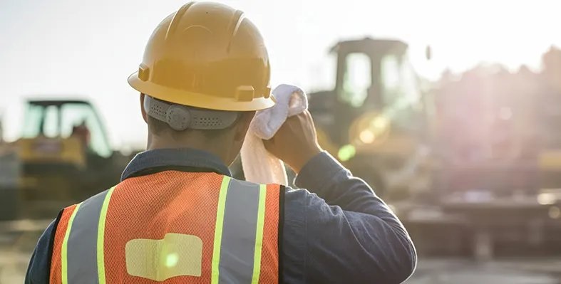 HSE_Review's tweet image. Good news for worker health and safety in Bahrain!

Bahrain's Ministry of Labour reports almost 100% compliance with the midday work ban designed to protect workers from the dangers of heat stress.

Find out more here:  zurl.co/3H772 

#middayworkban #heatstress