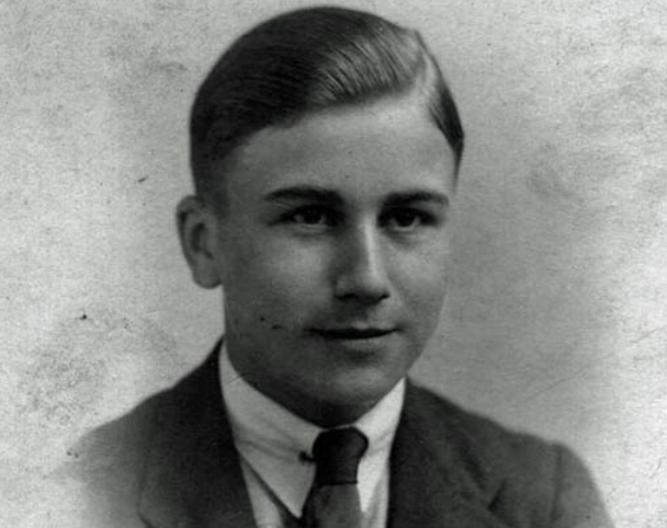 pettore's tweet photo. Lost his life this day 11th.August 1940.

PO. Kenneth Manger. DFC.  …of Halifax.
One of THE FEW.
https://t.co/Xlz8KuvXtx

Reported ‘Missing’ in his Hurricane after combat with Me110s off the east coast. https://t.co/KAj3zYgd2q