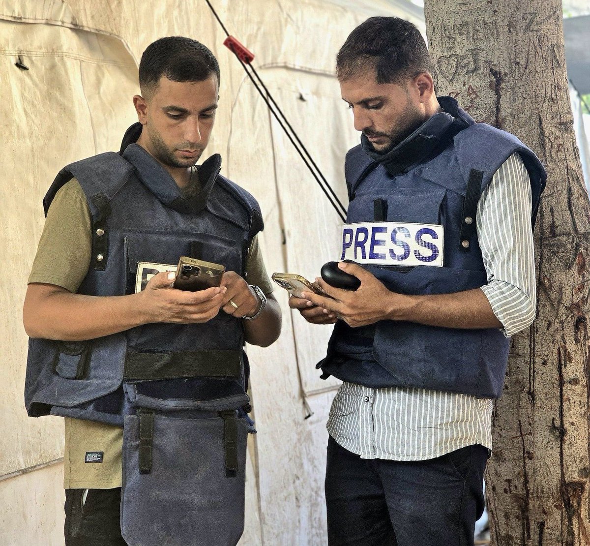 أنس ورفاقه شهداء كلمة الحق
 في وجه عالم متصهين
#أنس_شهيد