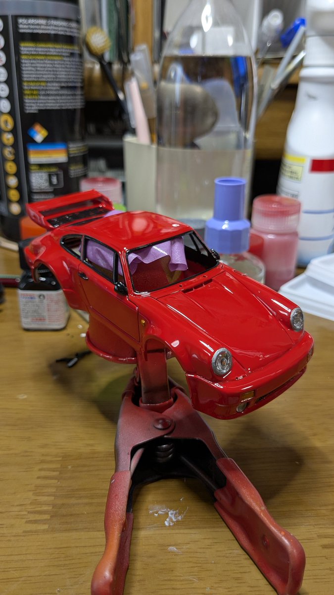 ポルシェターボ仕上げのクリヤー塗装です。メタリックじゃあ無い塗料の上だとウレタンクリアーは何の問題も無く素晴らしい艶を出してくれます。