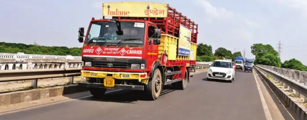Despite Ban, Vehicles Continue to Ply on Shastri Bridge