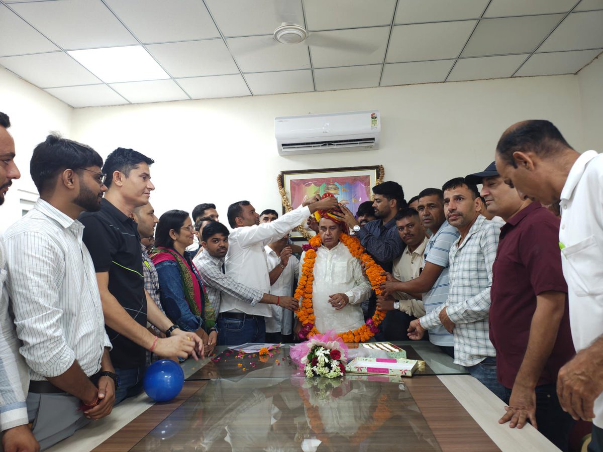 VDO भर्ती 2021 को लेकर क़ानून मंत्री का स्वागत और माँग अपडेट 
 VDO भर्ती 2021 न्यायिक बाधा दूर होने पर आज क़ानून मंत्री <a href="/JogarampatelMLA/">Jogaram Patel</a>  का राजस्थान बेरोजगार यूनियन के बैनर तले स्वागत और धन्यवाद ज्ञापित किया गया
संयोजक रवींद्र चौधरी ने बताया कि साथ ही 69 शेष मूल पदों और 644