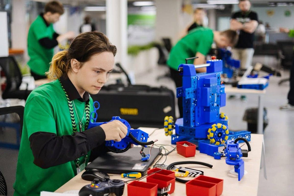RusEmbSriLanka's tweet image. 🇷🇺 On August 26-29, 2025, #Kaluga will host the Forum of Secondary Vocational Education and Training, dedicated to the 85th anniversary of Russia’s Technical and Vocational Education and Training (TVET) System.

👉🏻 More information and registration: pro.firpo.ru