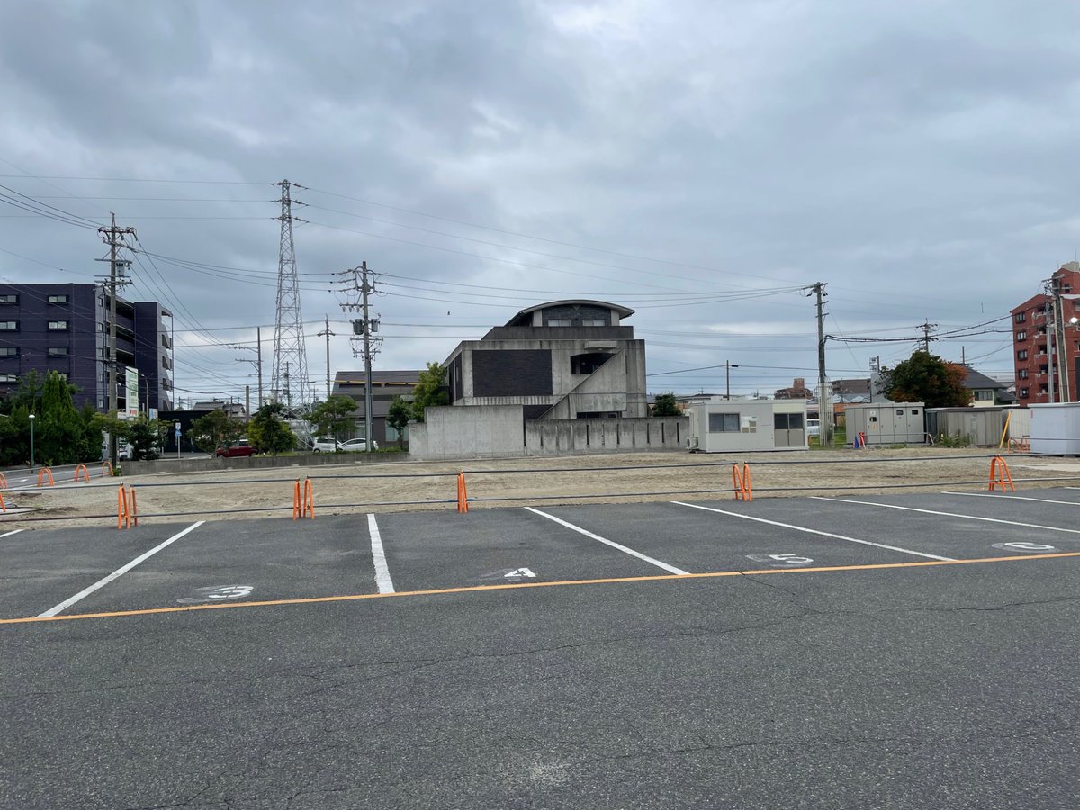 こんにちは😀#知多バス です🚌

お盆休みで里帰りされている方々もみえると思いますが、故郷に帰省するって私には経験がないので、とても憧れます🤗
お盆期間中には、毎年恒例のお墓参りに行ってきたいと思います🖐️

#今日の一枚 
6月から旧半田営業所の解体工事が始まりすっかり更地になりました😅