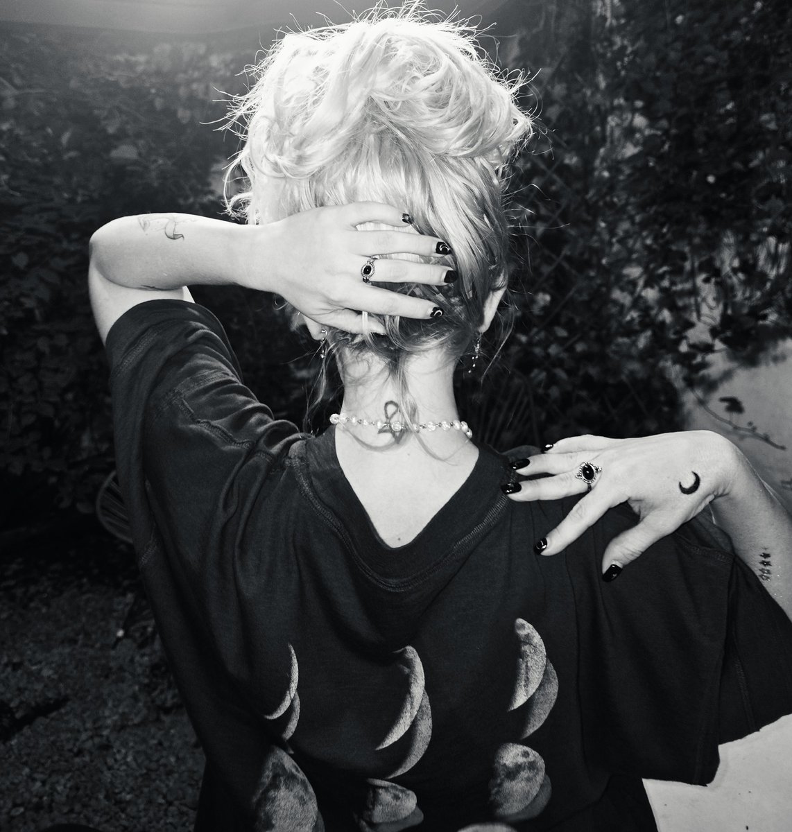 🖤 11/8/25 Los amorosos callan.
El amor es el silencio más fino,
el más tembloroso, el más insoportable.

#poesía