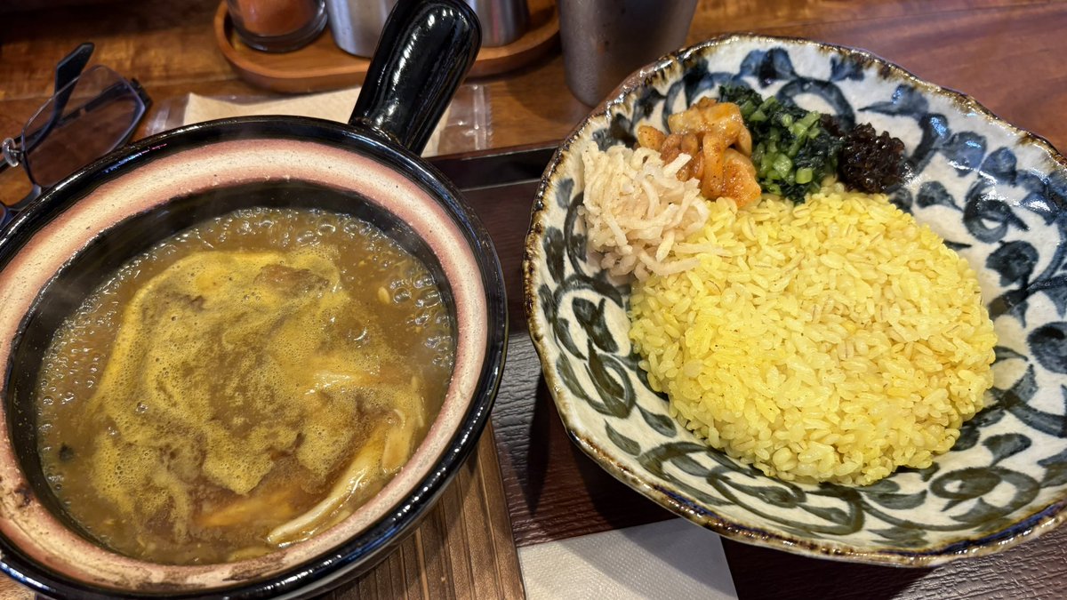 momo774RR's tweet photo. お昼は元祖エレクトロニカレーさんへ、息子と一緒に。味噌仕立ての牛すじカレーで。今までと変わった感じになってます。でも旨さは変わらずで安心安全。味噌の味ががっしりと骨髄の旨さを受け止める。うまい！お腹いっぱい、ごちそうさまでした。
＃元祖エレクトロニカレー
＃出汁カレー https://t.co/RO80sqcpoI