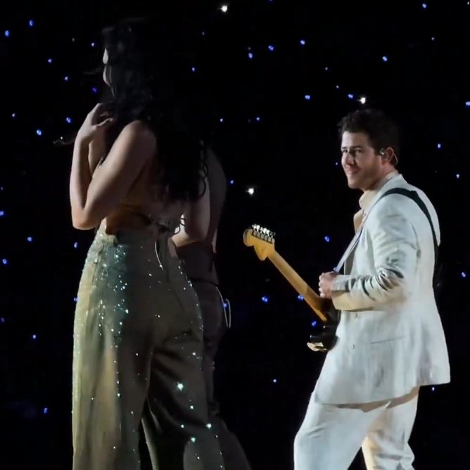 isweetcaua's tweet photo. NICK'S FACE TO DEMI OMGGG- https://t.co/sz0fE9E4Bu