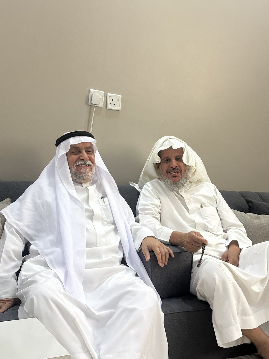 AlzunidiApiarie's tweet photo. شرفت أنا والأستاذ / عبدالرحمن الحمدان بزيارة ابن العم/ طلال محمد عبدالعزيز راشد الزنيدي في منزله العامر بمدينة تبوك وقد أخجلنا بكرمه وحفاوته 
وفقه الله لكل خير وأصلح له النية والذرية https://t.co/P9yG6LFvJY